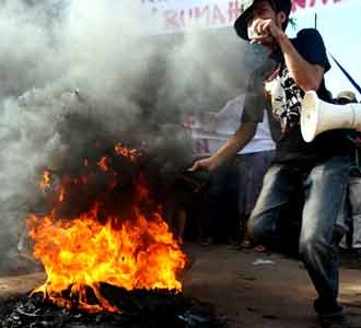 Tolak Digusur, Warga Bakar Ban