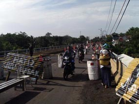 Jembatan Grobogan Rusak Parah, Jalur Lumajang-Probolinggo Terputus