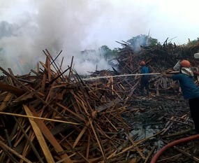 Pabrik Arang di Gresik Terbakar