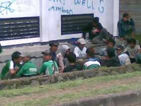 Tukang Cilok Digulung Bonek