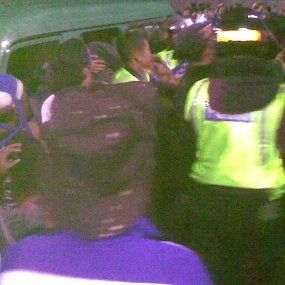 Mie Instan Gratis Diserbu Bonek