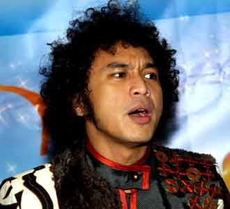 Giring Bangga dengan Batik