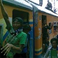 Tiba di Stasiun Wonokromo, Ribuan Bonek Makan Nasi Bungkus