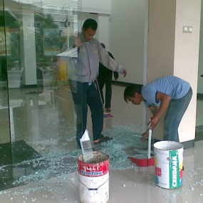Diduga Stres, Seorang Pria Mengamuk di Kantor Bank Danamon