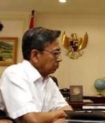 Boediono: Jangan Habiskan Energi untuk Main Demokrasi