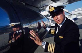 John Travolta Terbangkan Pesawat Bantuan Untuk Haiti