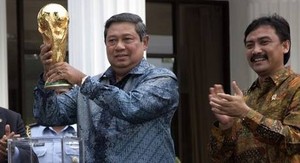 Di Atas KA, SBY Mimpi Indonesia ke Piala Dunia
