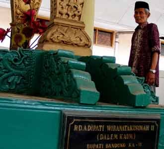 Semangat Penjaga Makam Bupati Bandung