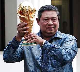 SBY Terima Trofi Piala Dunia