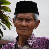 Hidup dan Tinggal di Makam