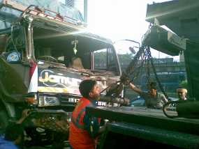 Bus Sekolah Hantam 2 Taksi & Biker di Fly Over Karet