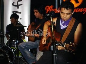 Ungu Nggak Gengsi Nyanyikan Lagu Orang