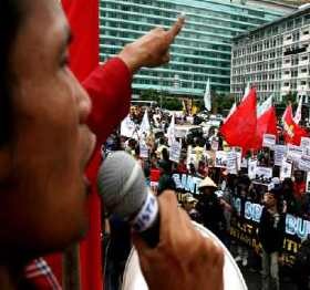 Massa Merangsek ke Istana dari 3 Penjuru
