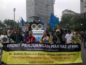 Aksi Pemulung di Antara Para Pendemo