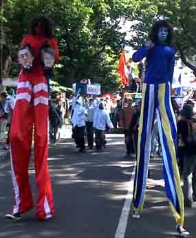 Naik Egrang dan Arak Peti Mati di Jalur Bus TransJ