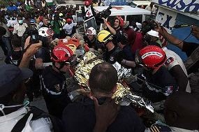 Ajaib! Gadis Selamat Setelah 15 Hari Terjebak Reruntuhan