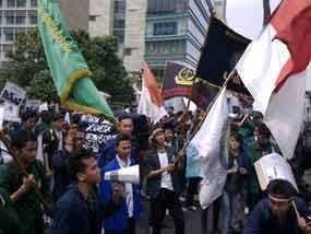 6.000 Buruh Longmarch ke DPR, Jalan ke Slipi Ditutup