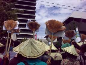 Bawa Sapu, Pendemo di Semarang Tuntut SBY Bersihkan Pemerintahan
