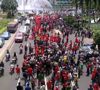 Ribuan Demonstran Bergerak ke Istana
