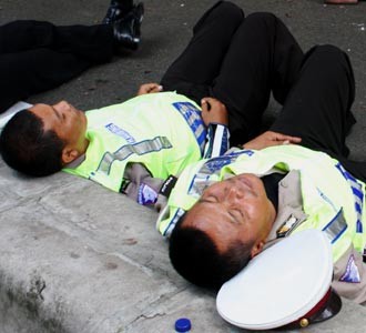 Polisi Terkapar di HI