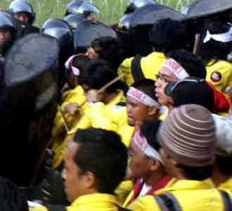 Demo di Depan Istana Ricuh
