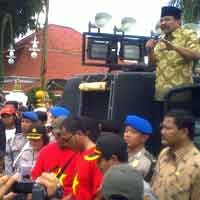Gubernur Jatim Dipantati Pengunjuk Rasa