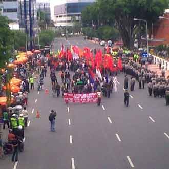 Aksi Massa di Depan Grahadi