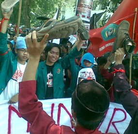 Lawan Pemerintahan SBY, Demostran Kompak Angkat Sepatu