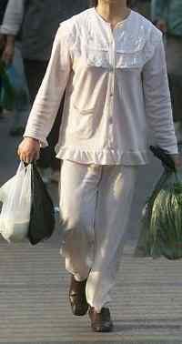 Supermarket di Inggris Larang Pembeli Berpiyama Belanja 