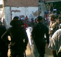 Satpol PP Perang Batu dengan Pedagang Pasar Permai Jakut 