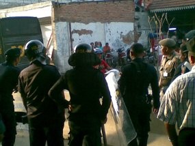 Satpol PP Perang Batu dengan Pedagang Pasar Permai Jakut 