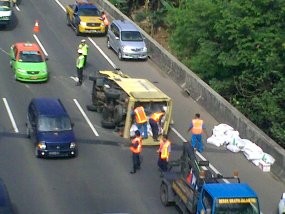 Truk Beras Terguling, Lalin Tol JORR Macet Total 