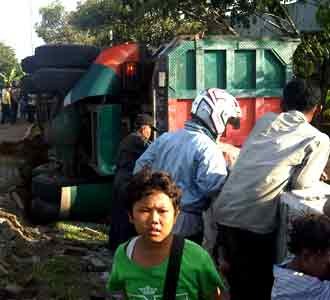Truk Muatan Besi Bekas Terguling
