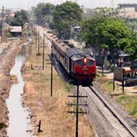 Cari Rumput, Seorang Kakek Disambar Kereta 