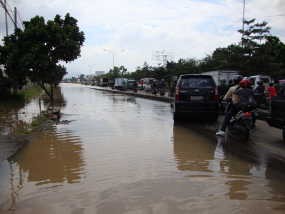 Jalur Rancameong-Gede Bage Tergenang Air Setinggi Lutut