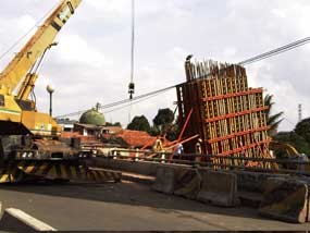 Peninggian Jembatan Ciliwung Bikin Jl Kalibata Menyempit