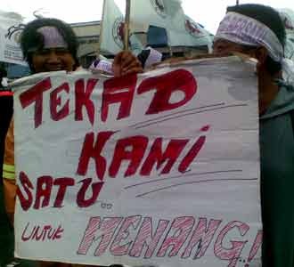 Demo Tuntut Jadi Karyawan Tetap