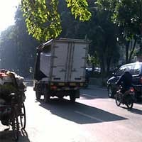 Salah Ambil Lajur Jalan, Mobil Boks Tersangkut