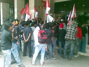 Rapat di Hotel Sahid, Muhaimin Didemo Pendukung Gus Dur