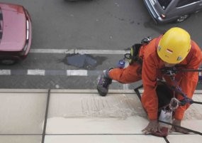 Aksi Para Spiderman Bersihkan Stasiun