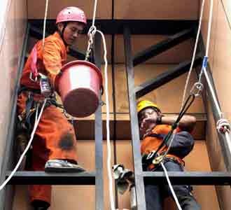 Aksi Spiderman Bersihkan Stasiun