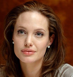 Angelina Jolie Terobsesi Kencan Dengan Lady Gaga