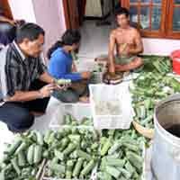Cak Ucup Blusukan ke Kampung Lontong