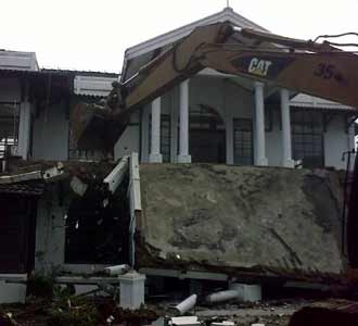 Rumah Mantan Dewan Dirobohkan