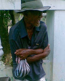 Angkut Sayuran di Pasar Wage, Kakek Miswan Kehilangan Becak