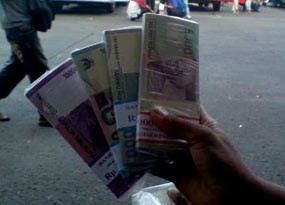 Pengendara Mobil Sebarkan Uang di Depan DPR