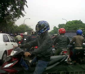 Pengecoran Jalan di Pupar, Cakung - Pulogadung Macet 
