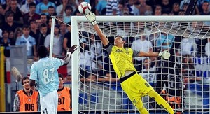 Tabarez Menimang-nimang Kiper Uruguay