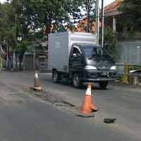 Permukaan Jembatan Terkelupas, Jalan Greges Merambat
