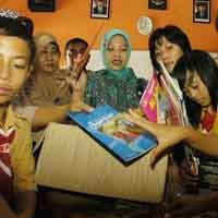Perpustakaan SMP di Lokalisasi Kremil Disumbang Buku